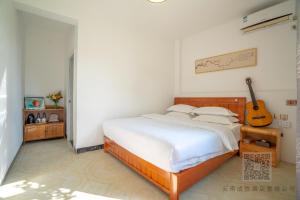 Postel nebo postele na pokoji v ubytování 建水县井宿客栈