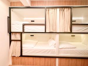 曼谷Bangkok Neighborhood Hostel的有三张双层床的房间