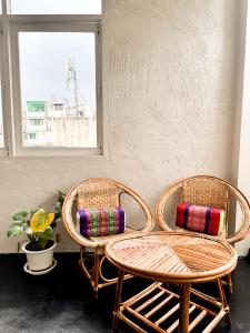 Bangkok Neighborhood Hostel的休息区