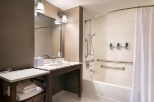 Ένα μπάνιο στο Four Points by Sheraton at Phoenix Mesa Gateway Airport