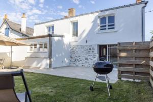 a grill on a stand in front of a house at Maison 5 chambres au cœur du Croisic in Le Croisic