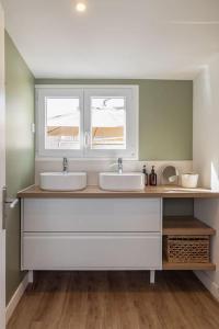 a bathroom with two sinks and two windows at Maison 5 chambres au cœur du Croisic in Le Croisic +44 photos