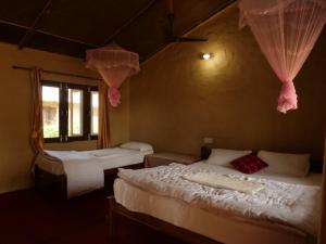 Postel nebo postele na pokoji v ubytování Bardia Jungle Resort