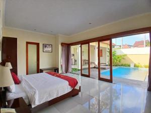 En eller flere senge i et værelse på Villa Putri in Seminyak Bali + 11 billeder