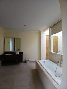 Et badeværelse på Villa Putri in Seminyak Bali