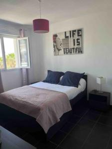 Ένα ή περισσότερα κρεβάτια σε δωμάτιο στο 2 pièces magnifique vue mer et montagne