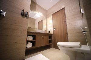 un bagno con un water e un lavandino di raghukul sadan a Faizābād