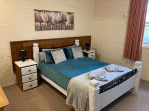 Quorn弗林德斯瑞格斯汽车旅馆 - 磨坊的一间卧室配有床和2个床头柜,西德西德西德西德克斯