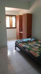 Ένα ή περισσότερα κρεβάτια σε δωμάτιο στο Homestay Rejeki