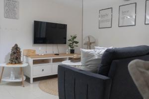 TV a/nebo společenská místnost v ubytování Johns Place one bedroom