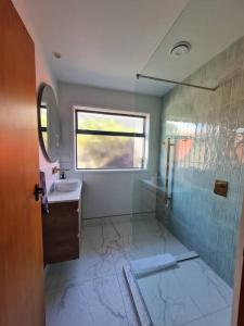 Et badeværelse på Beachfront on Wanaka Terrace