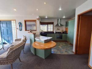 Køkken eller tekøkken på Beachfront on Wanaka Terrace + 24 billeder