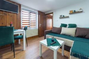 a living room with a couch and a table at Apartmani LUFT in Bajina Bašta