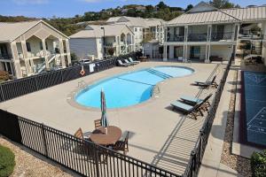 Бассейн в Emerald Bay Yacht Club G-4 или поблизости