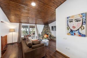 Posezení v ubytování Platres Forest View Cottage
