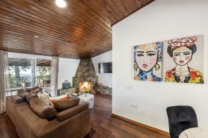 Posezení v ubytování Platres Forest View Cottage