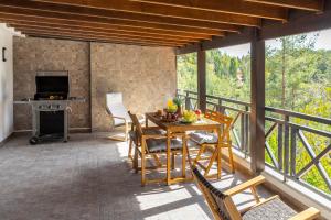 Balkón nebo terasa v ubytování Platres Forest View Cottage