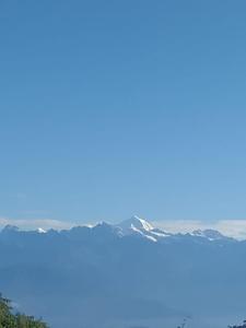 Pemandangan umum gunung atau pemandangan gunung yang diambil dari hotel