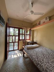 سرير أو أسرّة في غرفة في Dinesh House