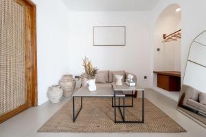 ウルワツにあるUlu Villaのソファとテーブルのあるリビングルーム