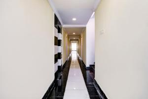TV a/nebo společenská místnost v ubytování Collection O Srinivasa Residency