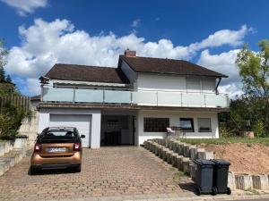 a small car parked in front of a house at Die 2 Schwestern in Bad Sobernheim