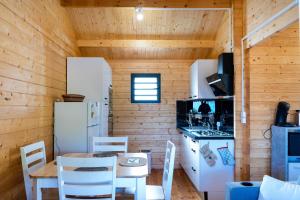 Kuchyň nebo kuchyňský kout v ubytování Chalet Goyavier - 4pers-Sud sauvage - By Sister Home