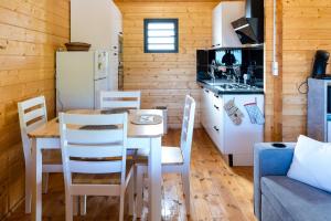 Kuchyň nebo kuchyňský kout v ubytování Chalet Goyavier - 4pers-Sud sauvage - By Sister Home