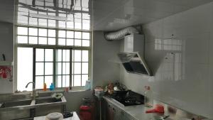Köök või kööginurk majutusasutuses 婺源县那湾那月民宿婺女洲店