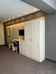 an office with a partition with a desk and a television at Hotel DAMAD in Smîrdan