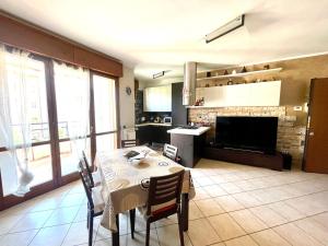 una cucina e un soggiorno con tavolo e sedie di Casa BERTO Anagnina a La Romanina