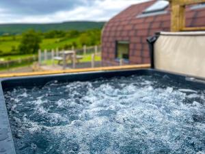Bazén v ubytování Carntogher Cabins nebo v jeho okolí