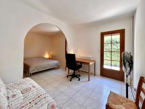Maison 12 personnes max proche Mer et parkings gratuits في لو غراو دو روا: غرفة نوم بها سرير ومكتب مع جهاز كمبيوتر
