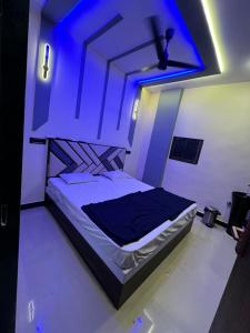 ムンバイにあるBudget home stay in kalina near bkcのベッドルーム1室(青い照明付きのベッド1台付)