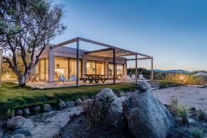 una casa con una gran casa de cristal en Urla Seaside House, en Ildir