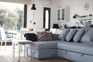 sala de estar con sofá gris y cocina en Urla Seaside House, en Ildir 30 fotos más