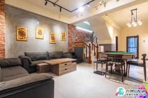 员山乡宜蘭包棟民宿 蘭田會館 電動麻將 KTV Switch 德州撲克 燒烤 廚房 充電樁 寵物友善的带沙发和台球桌的客厅