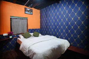 Rúm í herbergi á Antique Hostel Nepal