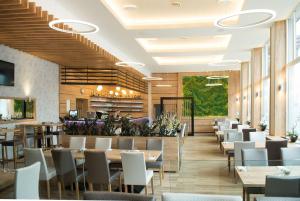 una sala da pranzo con tavoli e sedie di Hotel Grand a Chlumec nad Cidlinou