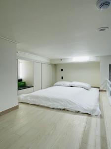 En eller flere senge i et værelse på The better in DDP, Euljiro + 82 billeder