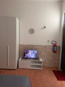 アウグスタにあるIl rifugio Comoda e accogliente Casettaのキャビネットの上にテレビが備わる部屋 +8枚の写真