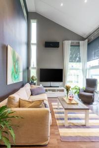 TV a/nebo společenská místnost v ubytování Polar River Villa