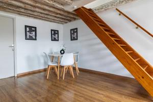 a dining room with a table and chairs at HYPER CENTRE COSY DUPLEX dans les remparts in Boulogne-sur-Mer