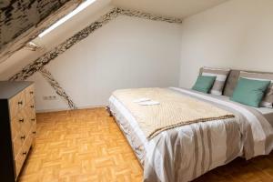 a bedroom with a large bed and a wooden floor at HYPER CENTRE COSY DUPLEX dans les remparts in Boulogne-sur-Mer