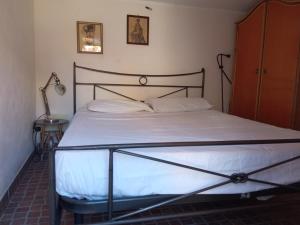Posteľ alebo postele v izbe v ubytovaní maison vue sur la mer casamore