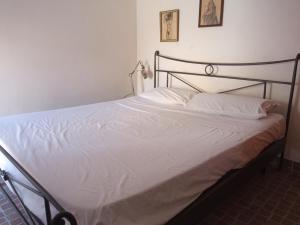 Posteľ alebo postele v izbe v ubytovaní maison vue sur la mer casamore