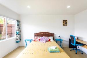 Postel nebo postele na pokoji v ubytování Private guest suite near the airport 1-4 guests