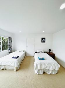 Postel nebo postele na pokoji v ubytování Private guest suite near the airport 1-4 guests