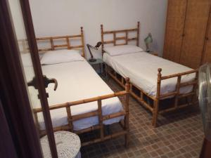 Posteľ alebo postele v izbe v ubytovaní maison vue sur la mer casamore