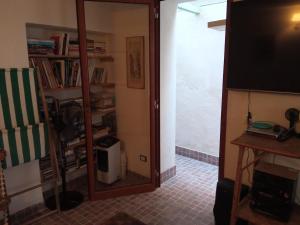 Televízia a/alebo spoločenská miestnosť v ubytovaní maison vue sur la mer casamore